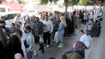Sosyal konut başvurusu için banka önlerinde yoğunluk sürüyor