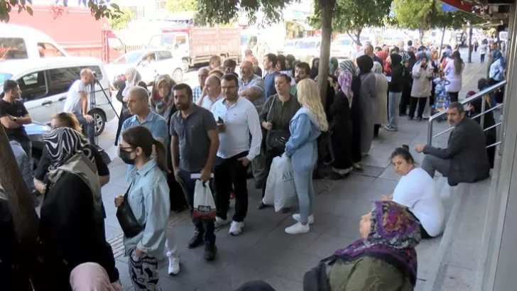 Sosyal konut başvurusu için banka önlerinde yoğunluk sürüyor